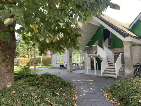 Huis van de Buurt Matilo, ligging, voorzijde en ingang