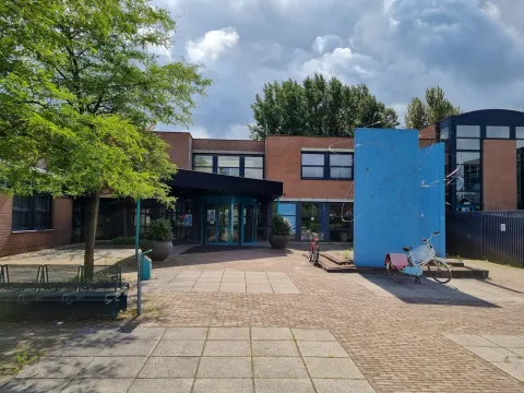 Buitenkant van het gebouw waar De Balzaal is