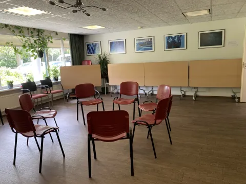 Kring met stoelen voor wie zittend wil dansen